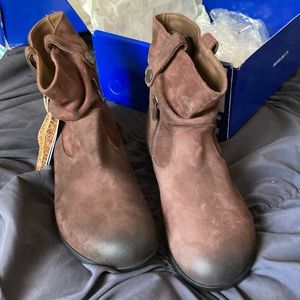Birkenstock Sarina waxed suede boots. Size 38. Color: espresso.